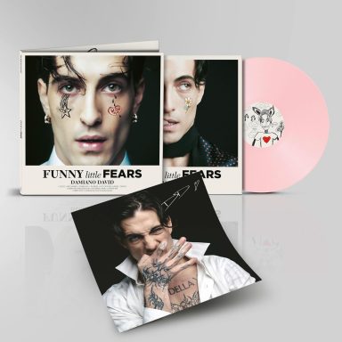 Disco de vinilo rosa con portada y fotocomposición del artista. Tatuajes visibles en el rostro.