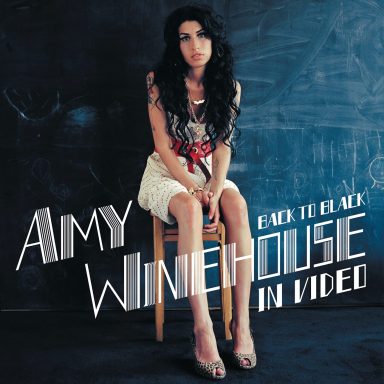 Amy Winehouse sentada, promocionando "Back to Black." Fondo oscuro con texto destacado.