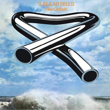 Portada del álbum "Tubular Bells" con tubos y fondo de cielo y mar.