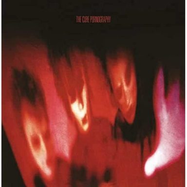 Tres rostros fantasmas con fondo oscuro y luces tenues en tonos rojos.