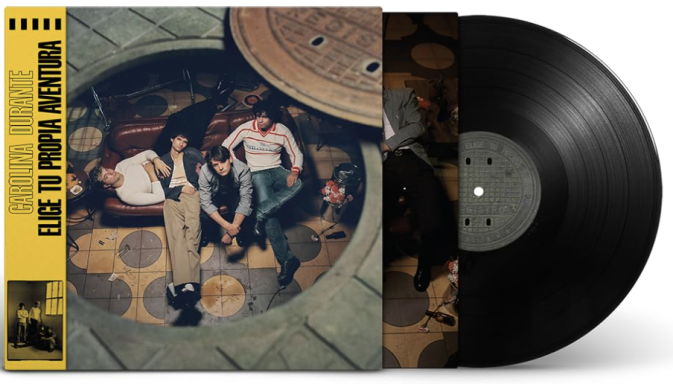 Grupo de música sentado alrededor de un disco de vinilo en un entorno retro.