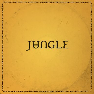 Texto amarillo que dice "JUNGLE" sobre un fondo amarillo.