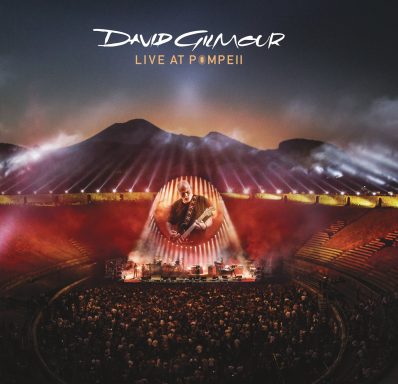 Concierto en Pompeya de David Gilmour con público y montañas al fondo.