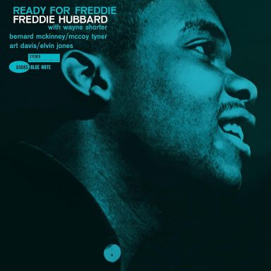 Retrato en perfil de Freddie Hubbard con un fondo azul y texto en blanco y negro.