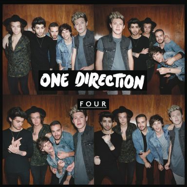 Cinco miembros de One Direction posando juntos con sonrisas en un fondo marrón.