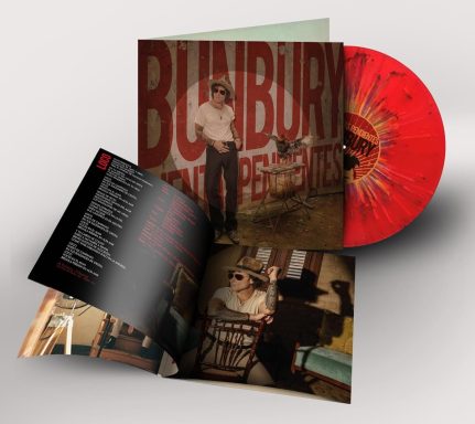 Portada de disco de Bunbury con un disco rojo y un folleto fotográfico.