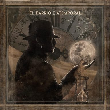 Silueta de un hombre con sombrero sosteniendo la luna y un reloj de fondo.